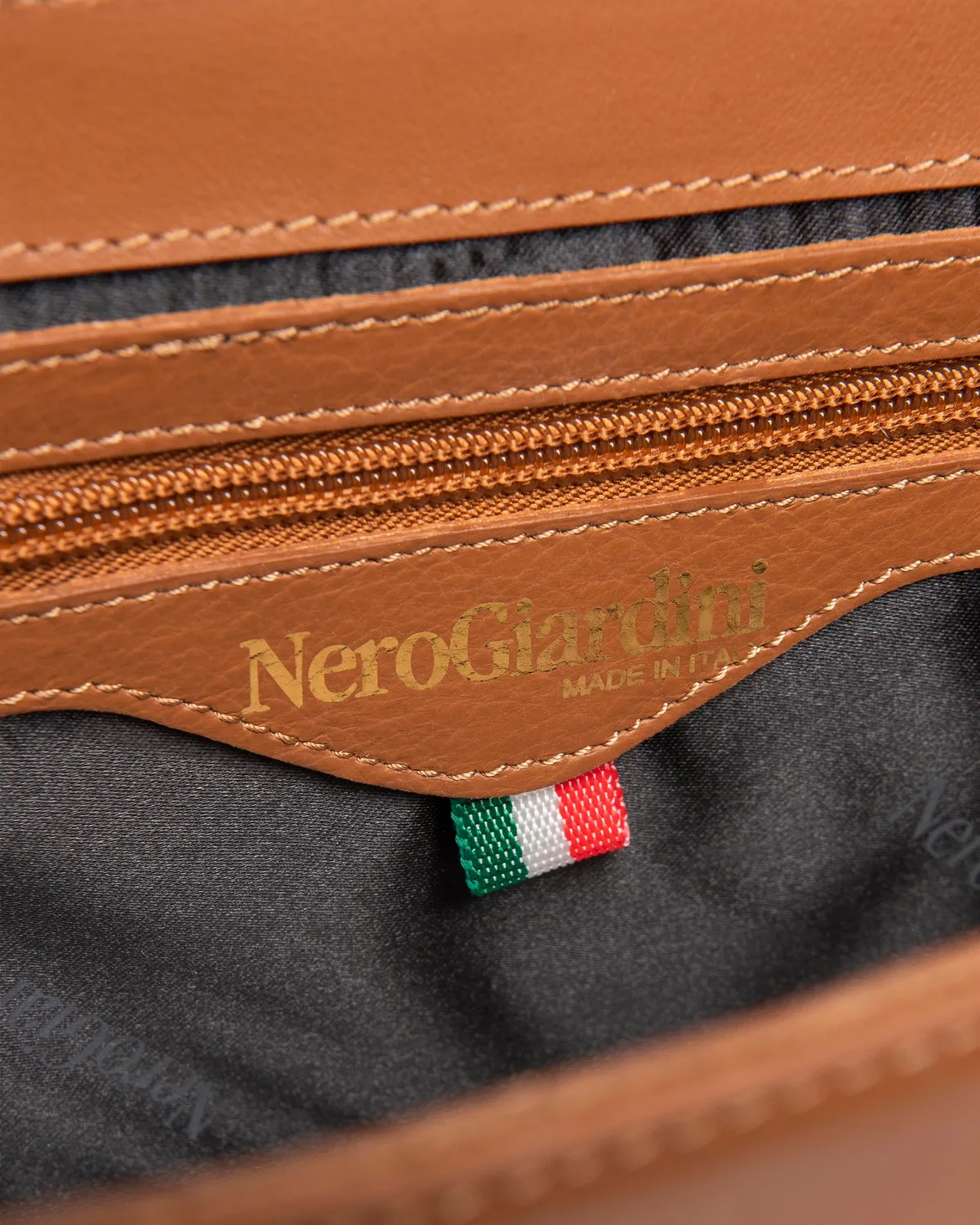 NeroGiardini geantă piele crossbody damă cu dust bag