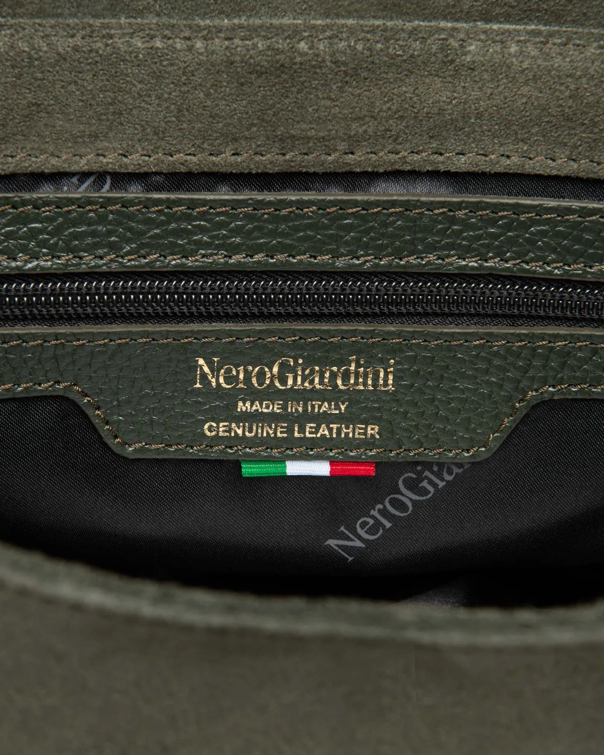 Geanta crossbody NeroGiardini piele intoarsa cu catarama