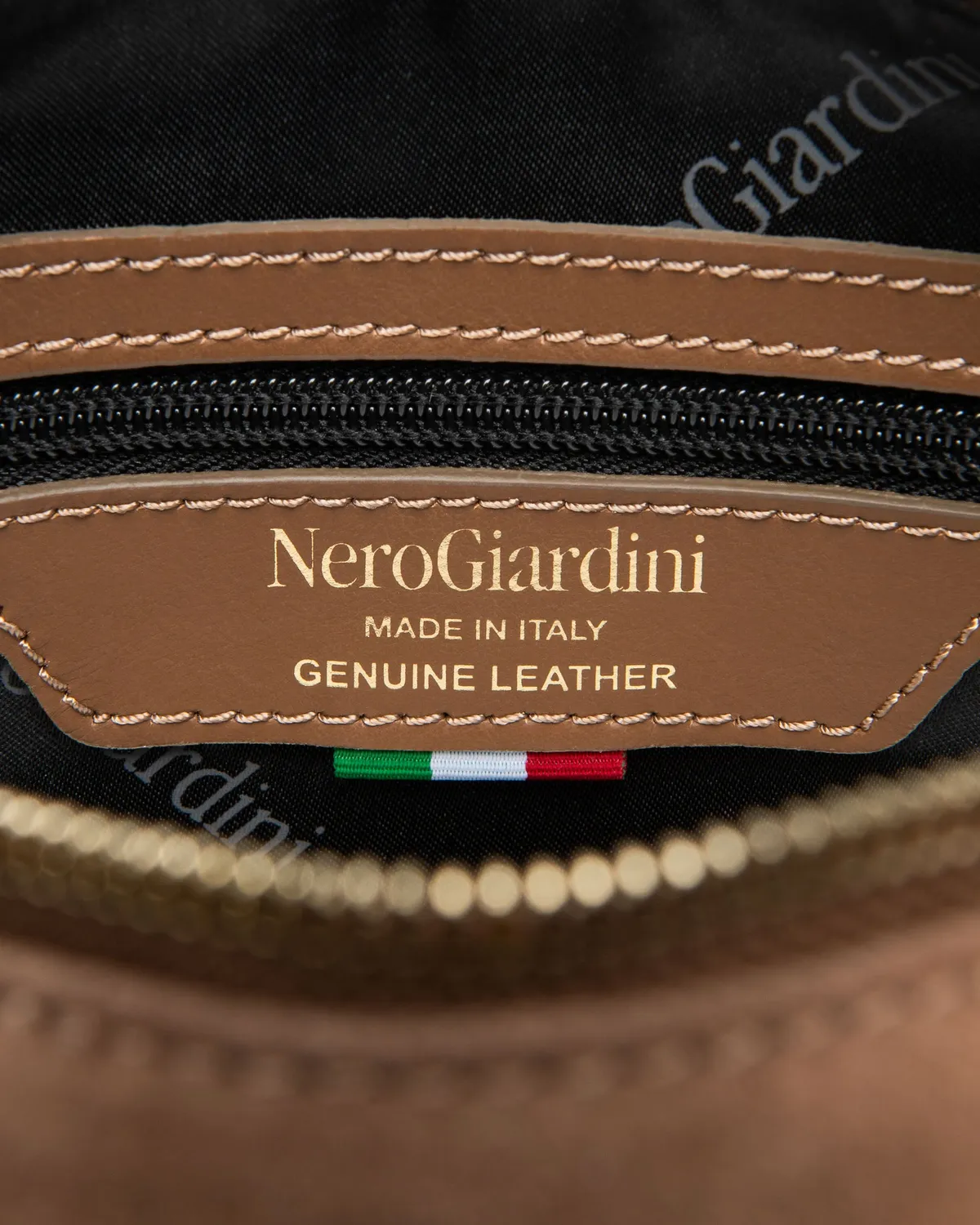 Geantă crossbody damă NeroGiardini piele întoarsă bej