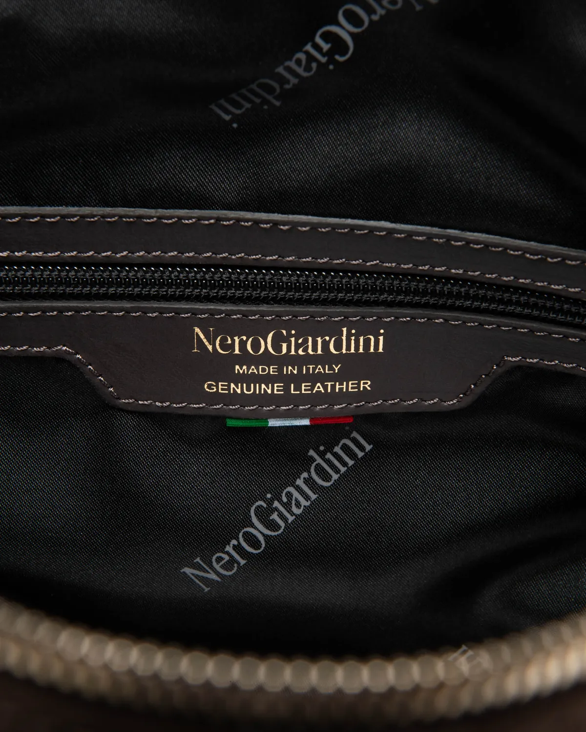 NeroGiardini geanta umar piele intoarsa catarame aurii