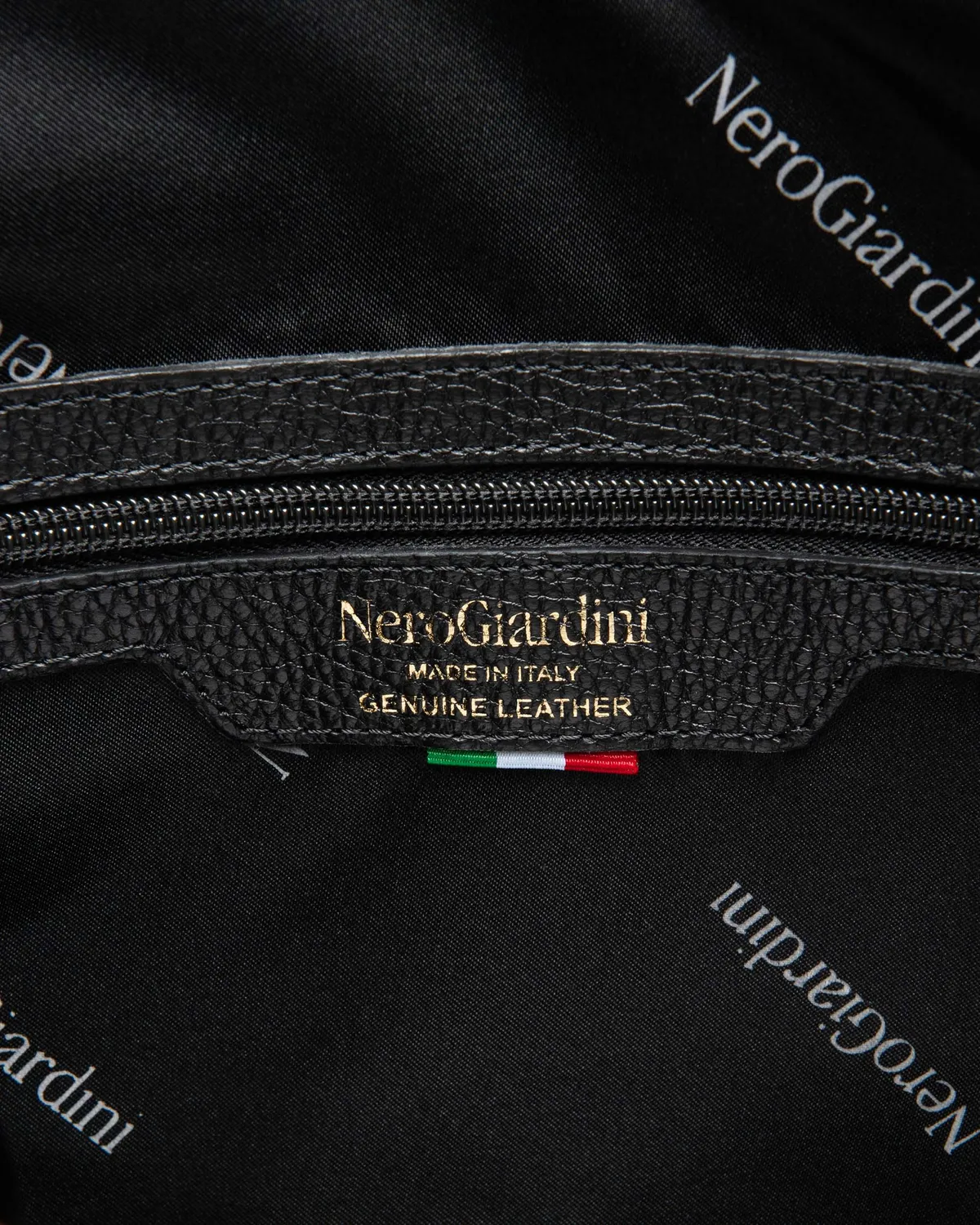 Geanta hobo NeroGiardini piele cu ciucuri eleganta