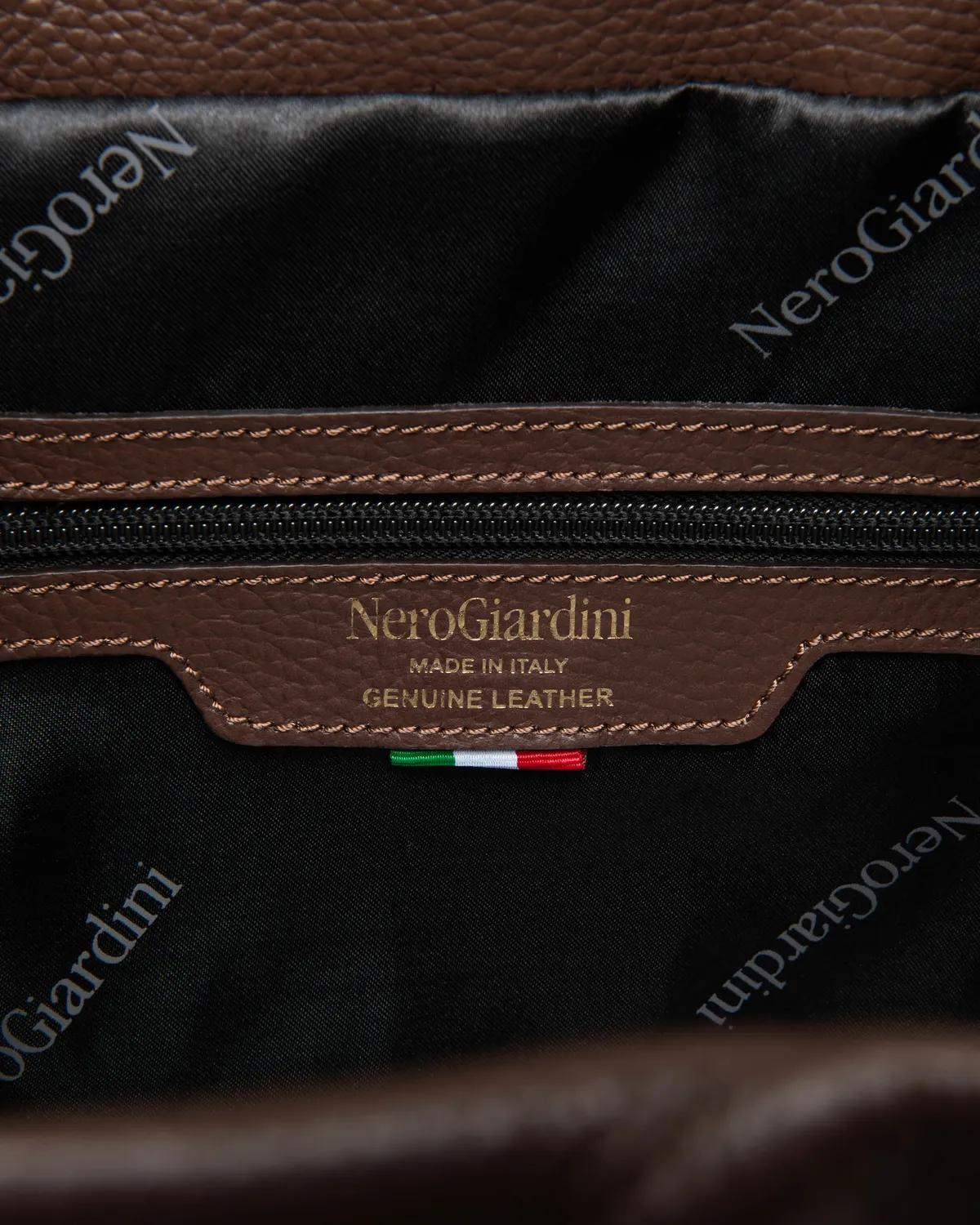 Rucsac mic NeroGiardini piele dama catarama aurie