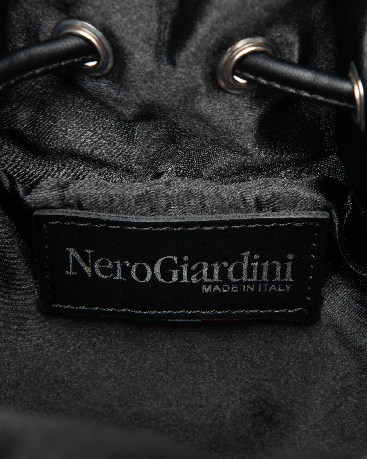 NeroGiardini Premium Collection geanta bucket material tehnic