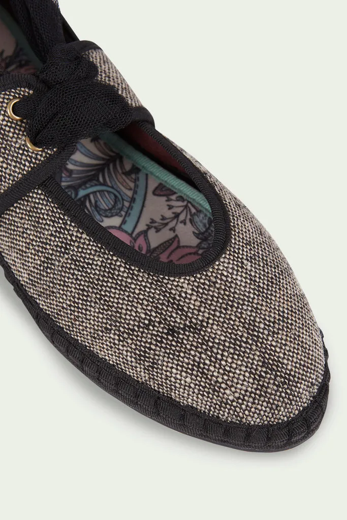 Flagelus Pierre Evening Tale slippers in negru cu funda